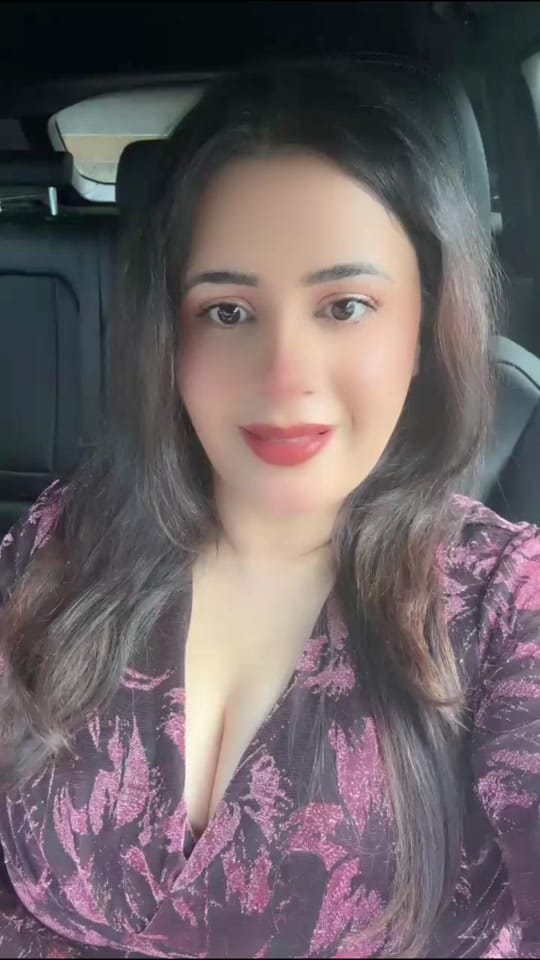 Post 1 by Simranmakeoverstudio on TikTok (video)