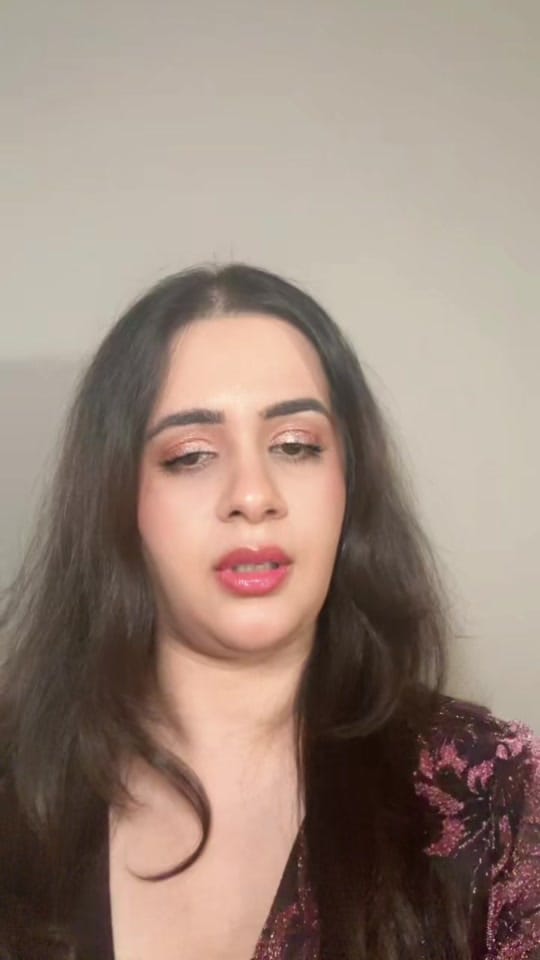 Post 2 by Simranmakeoverstudio on TikTok (video)