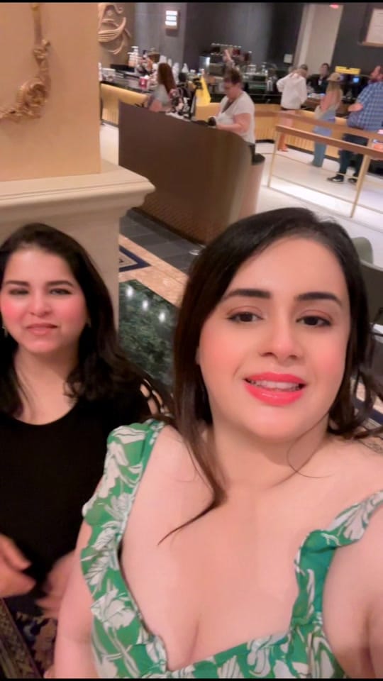 Post 6 by Simranmakeoverstudio on TikTok (video)