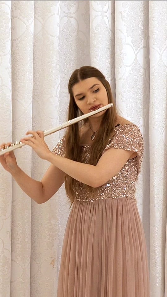 Post 2 by Laura Fantasy Flute on TikTok (video)
