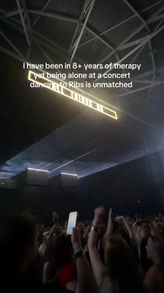 Post 1 by Ashley Simpson on TikTok (video)