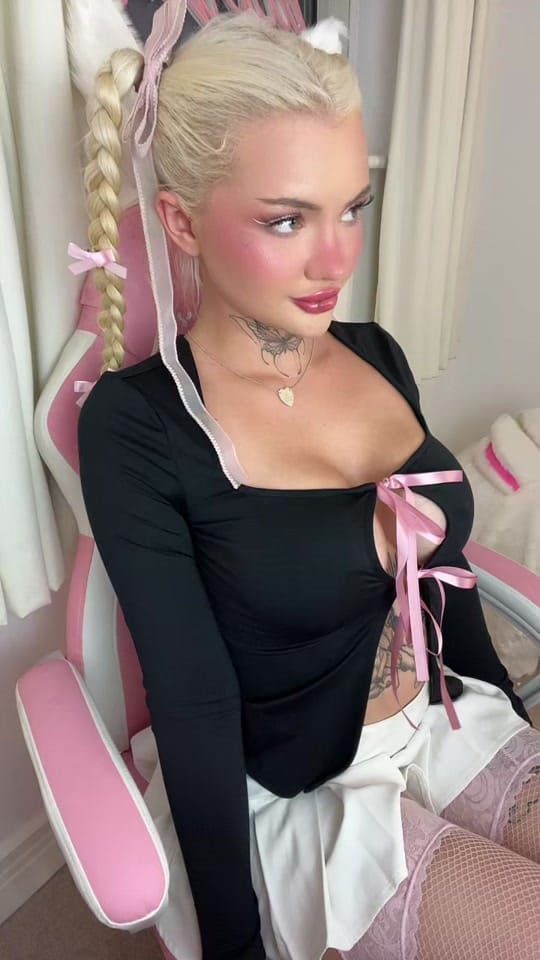 Post 6 by Lowri Rose on TikTok (video)