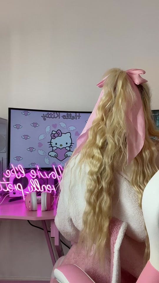 Post 2 by Lowri Rose on TikTok (video)