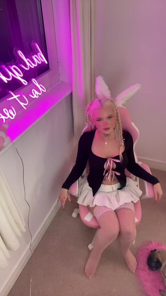 Post 5 by Lowri Rose on TikTok (video)