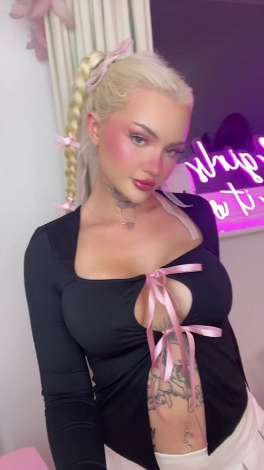 Post 8 by Lowri Rose on TikTok (video)