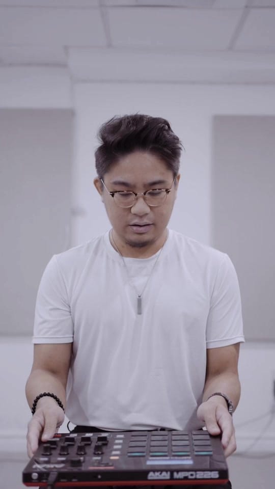 Post 8 by simonservidamusic on TikTok (video)