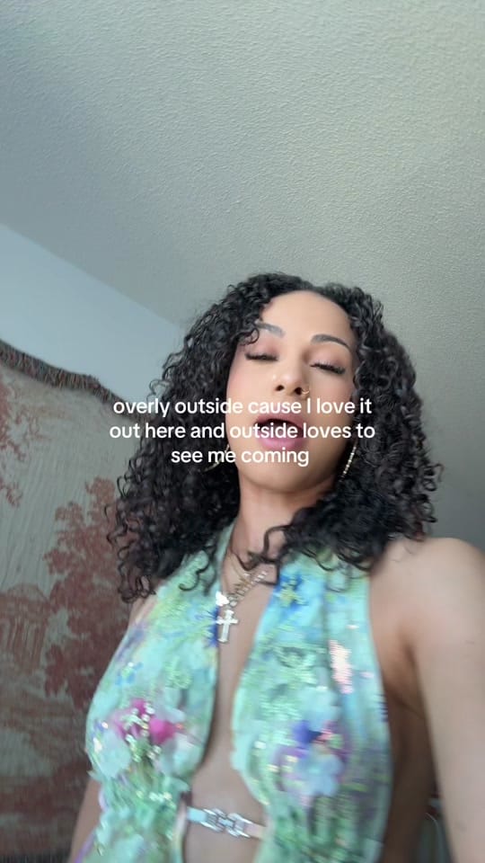 Post 4 by ELLENIA MIONI on TikTok (video)