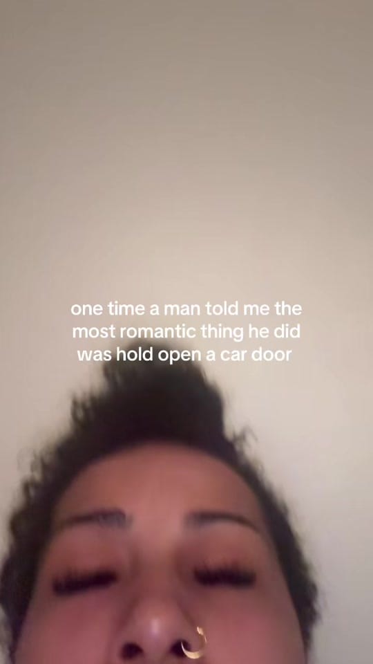 Post 7 by ELLENIA MIONI on TikTok (video)