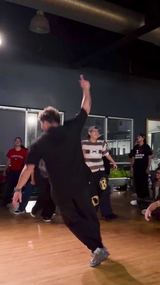 Post 1 by 4drian on TikTok (video)