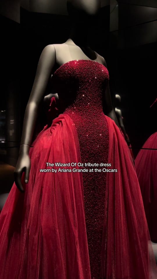 Post 1 by Lola on TikTok (video)