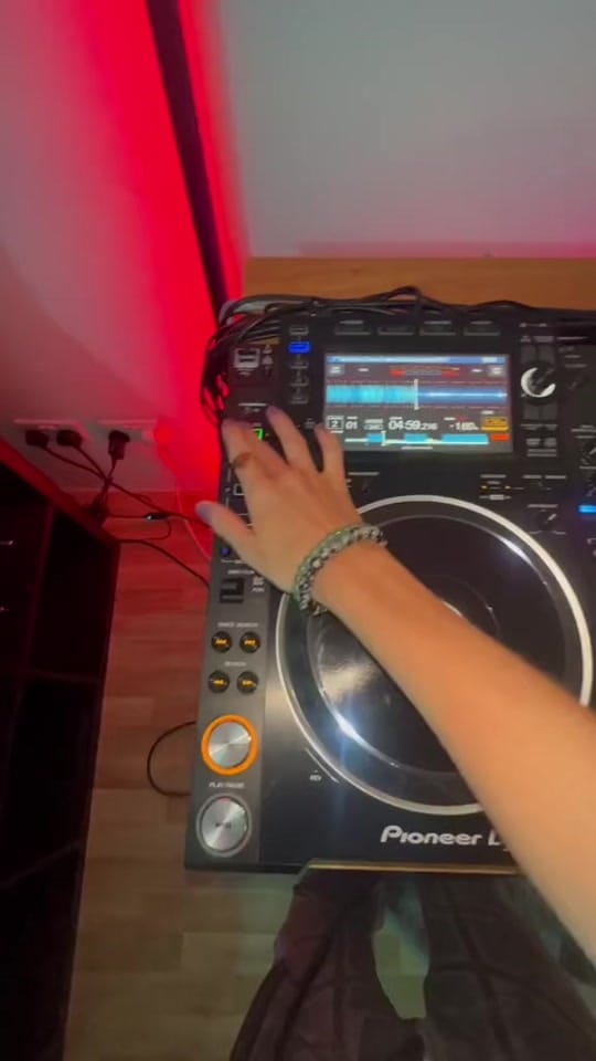 Post 7 by AmyElleDJ on TikTok (video)
