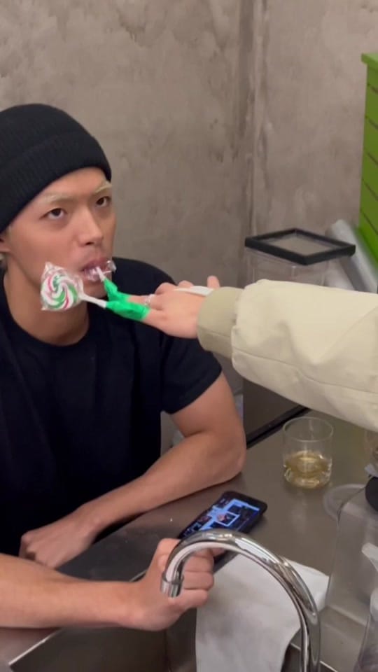 Post 8 by U3 on TikTok (video)