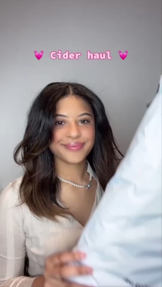 Post 4 by Liv on TikTok (video)