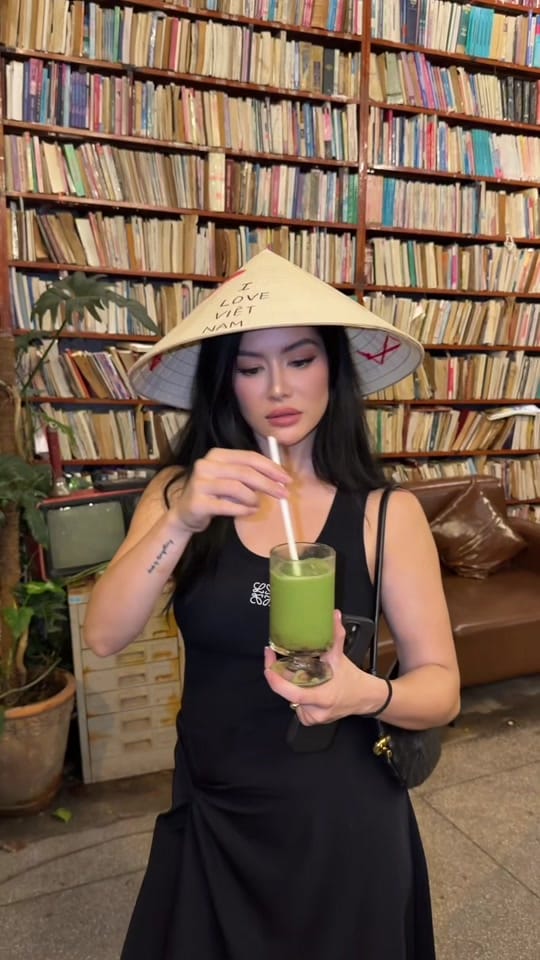 Post 5 by Kim Lee on TikTok (video)