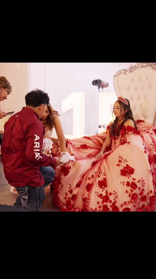 Post 8 by Quinceañeras fotografías on TikTok (video)