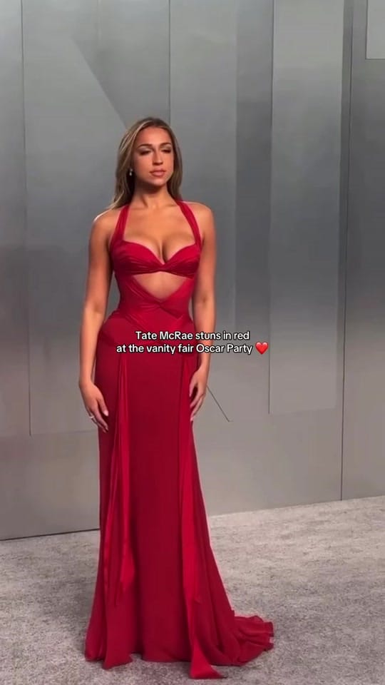 Post 2 by Tate McRae Fanpage on TikTok (video)