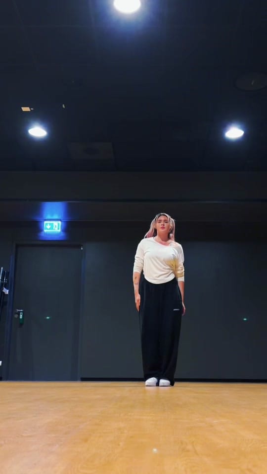 Post 2 by Lara ✨ on TikTok (video)