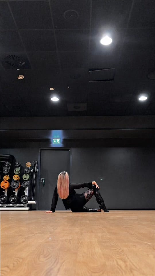 Post 6 by Lara ✨ on TikTok (video)