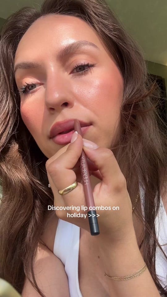 Post 4 by lirismakeupbag on TikTok (video)