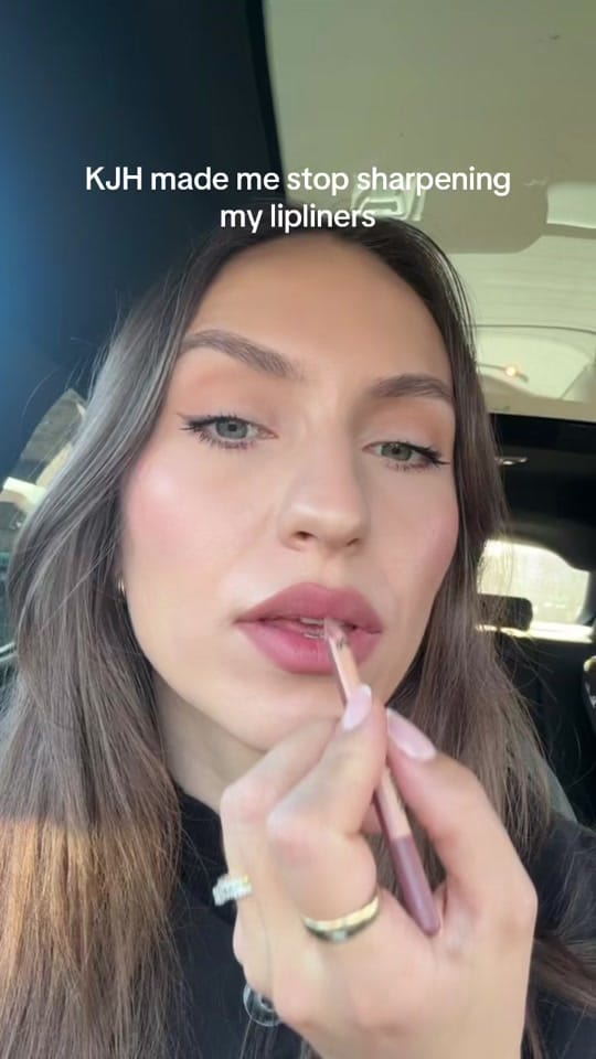 Post 6 by lirismakeupbag on TikTok (video)