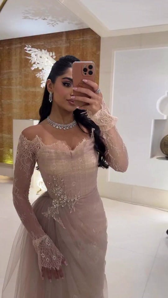 Post 2 by deliz.dress on TikTok (video)