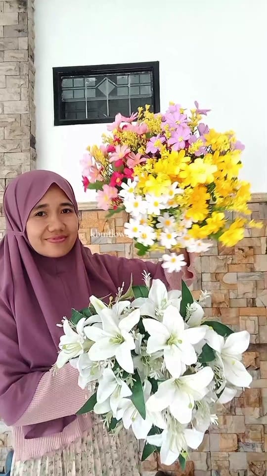 Post 4 by Tukang review bunga dekor on TikTok (video)