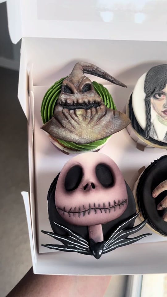 Post 1 by Captive Cakes on TikTok (video)