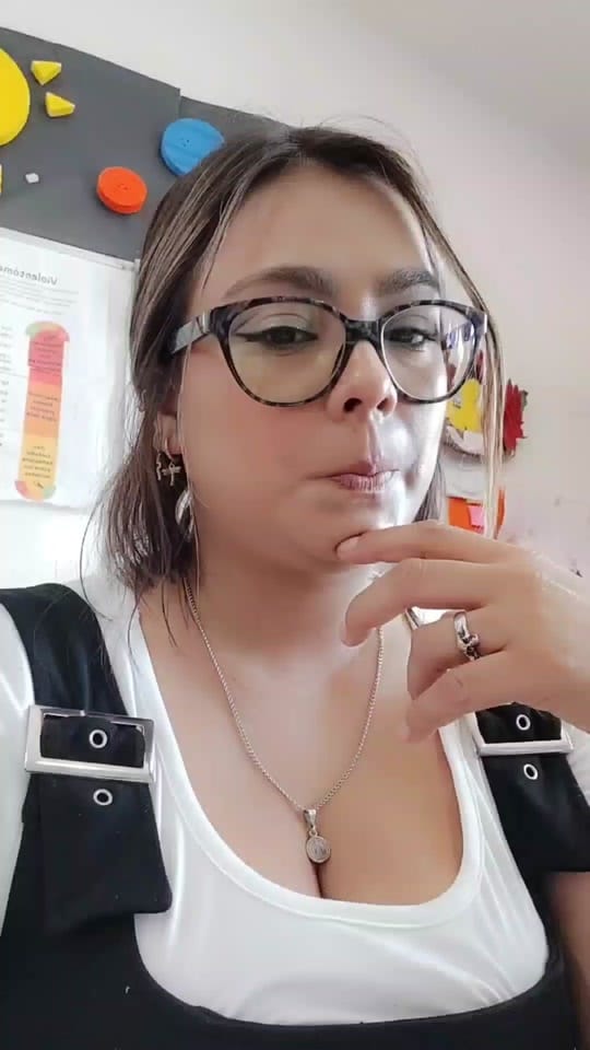 Post 8 by Clases de bajo presupuesto. on TikTok (video)