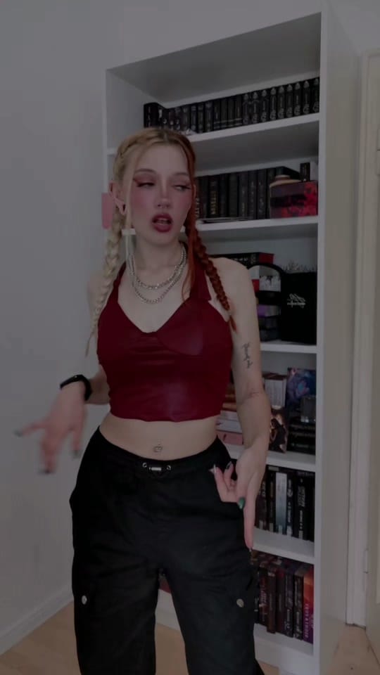 Post 6 by Lee Yuri on TikTok (video)