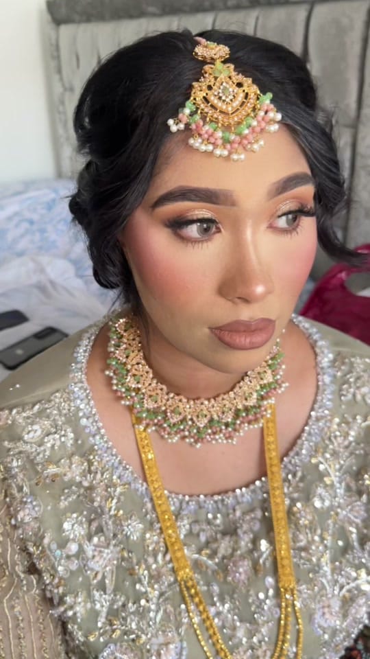 Post 1 by BeccaaMUA on TikTok (video)