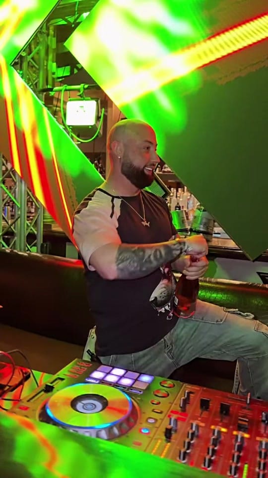 Post 3 by djsharksencillaconexion 🦈🎧 on TikTok (video)
