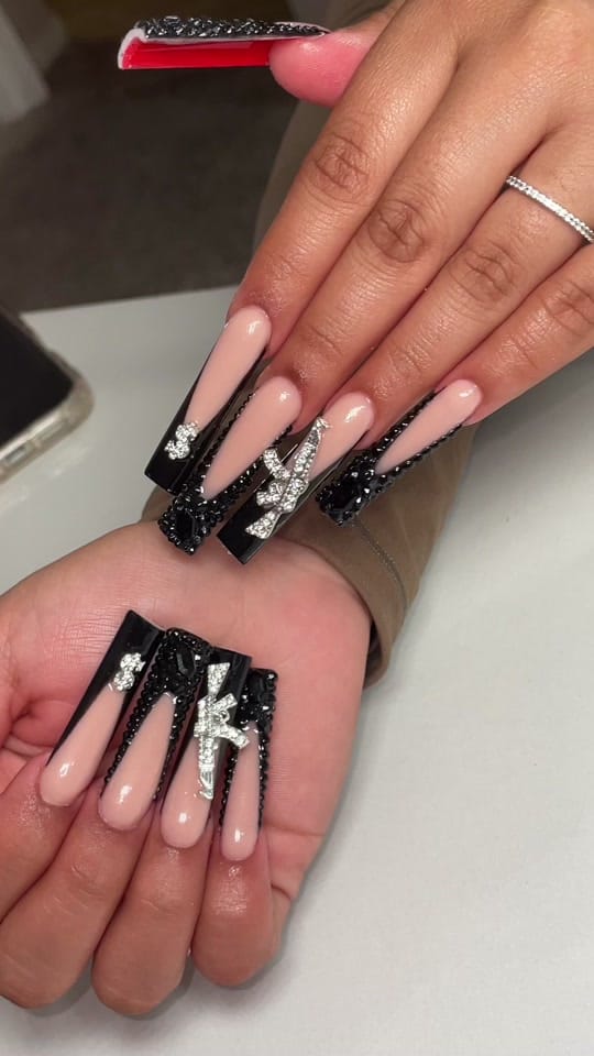 Post 5 by Puff pretty nails on TikTok (video)