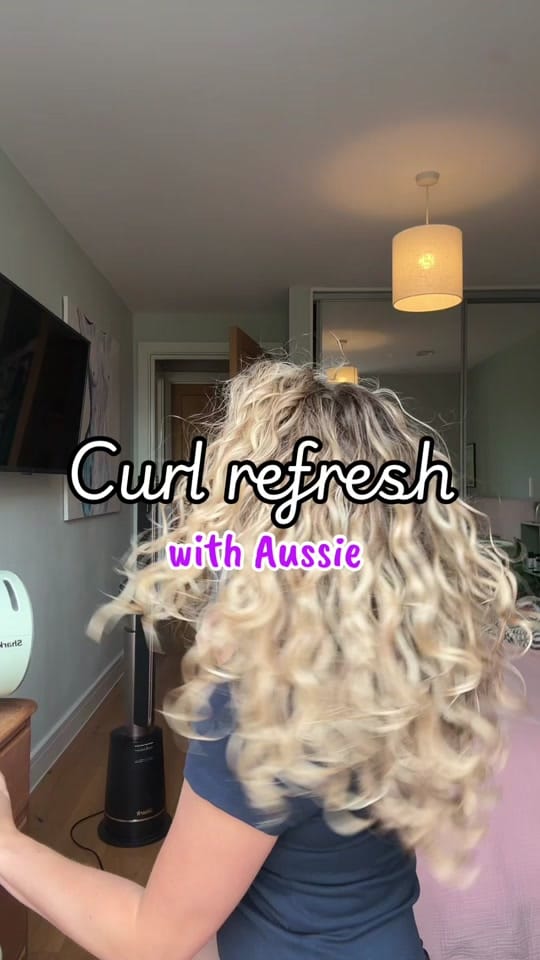 Post 6 by elllpaints🌻 | curly artist🌀 on TikTok (video)