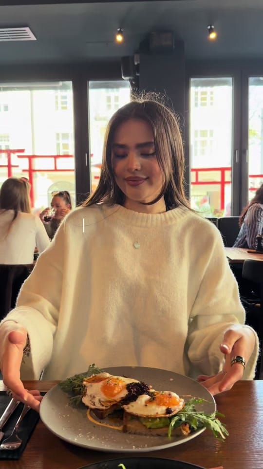Post 10 by Emel Dilara on TikTok (video)