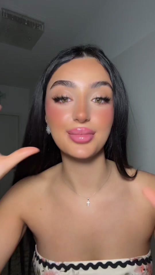Post 6 by 𝐑𝐎𝐒𝐀𝐋𝐈𝐄 on TikTok (video)