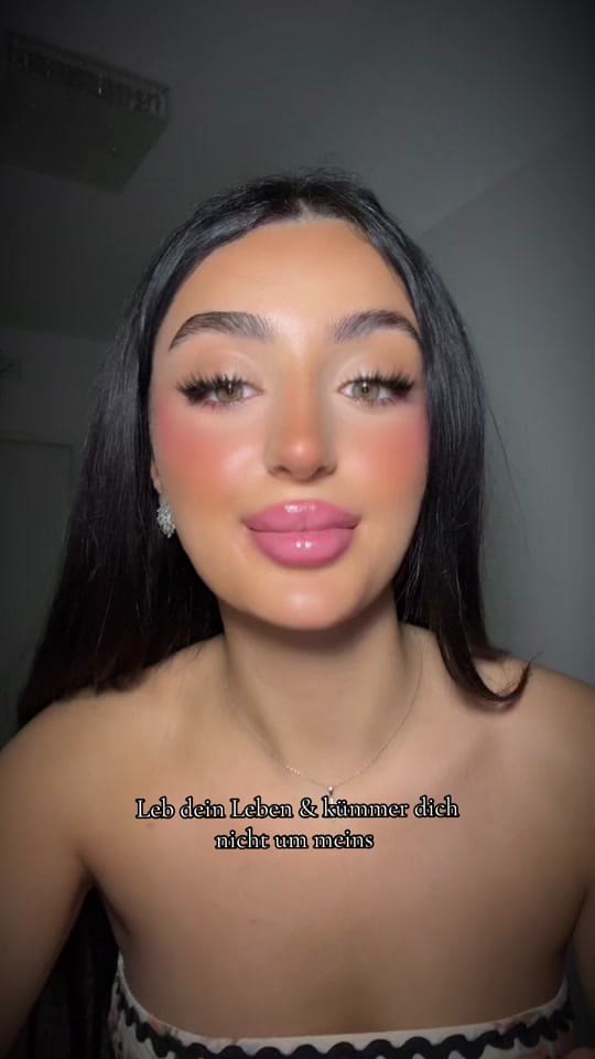 Post 1 by 𝐑𝐎𝐒𝐀𝐋𝐈𝐄 on TikTok (video)