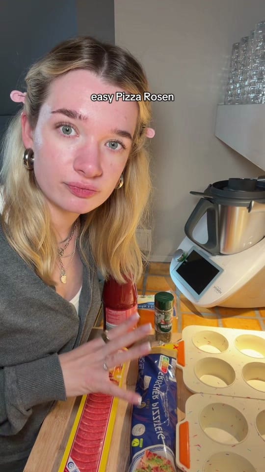 Post 10 by Lara on TikTok (video)