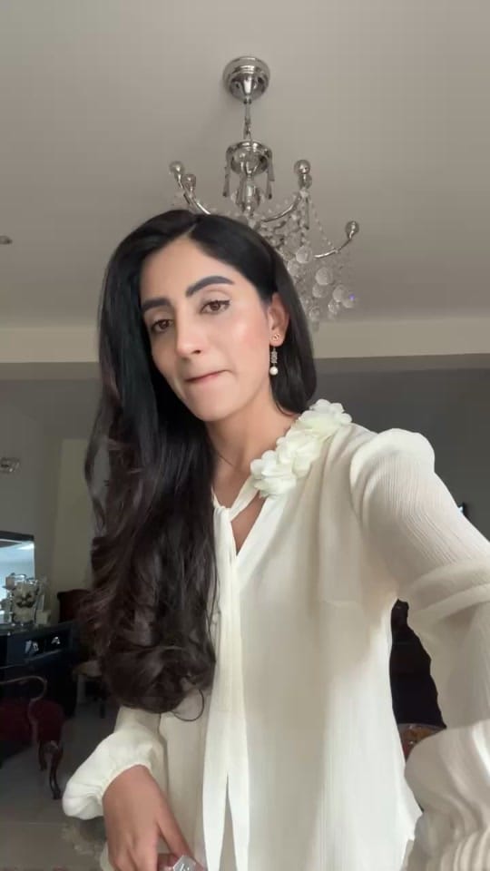 Post 1 by Nikou G on TikTok (video)