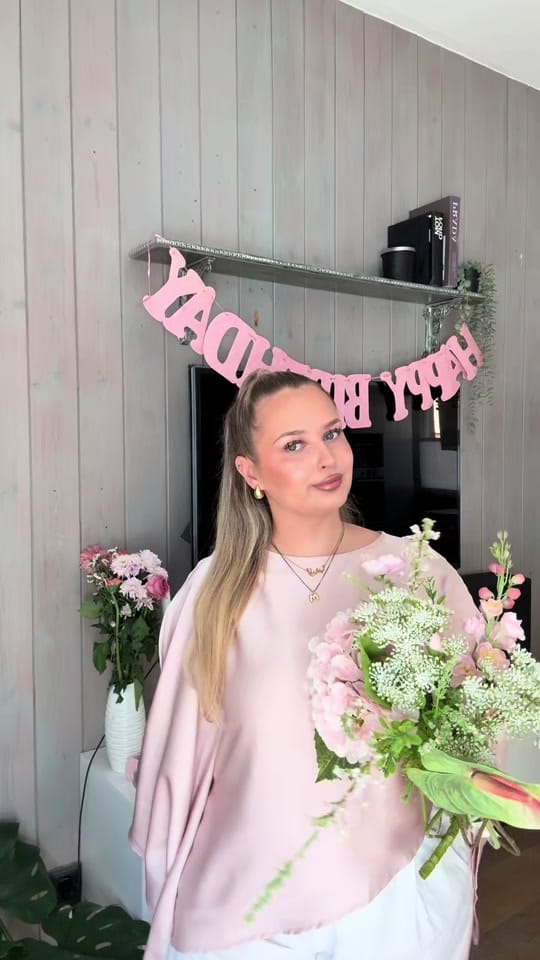 Post 5 by 𝒪𝓁𝒾𝓋𝒾𝒶 on TikTok (video)