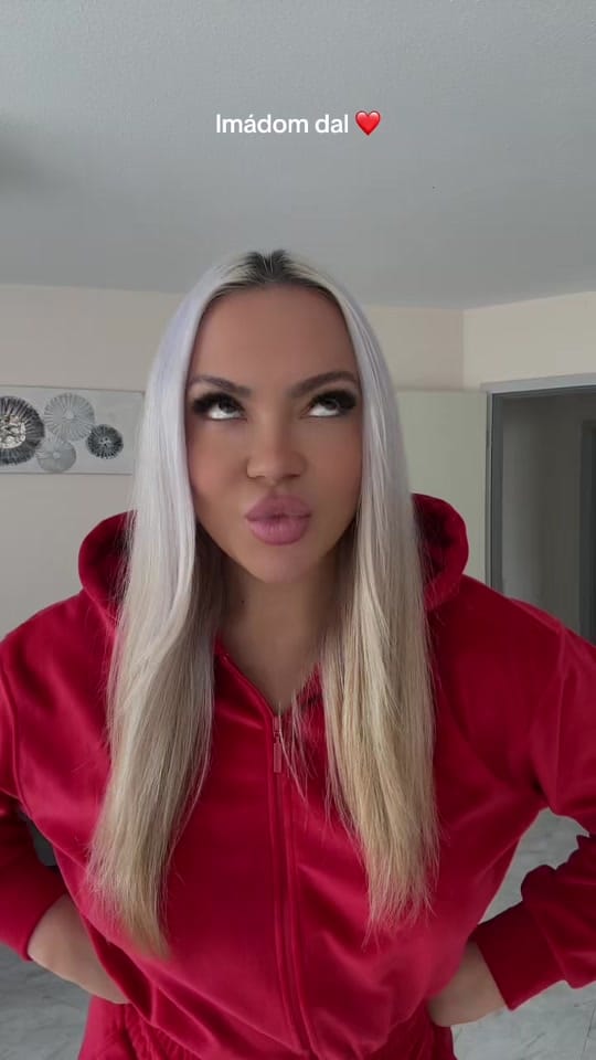 Post 2 by Emőke Makszim on TikTok (video)