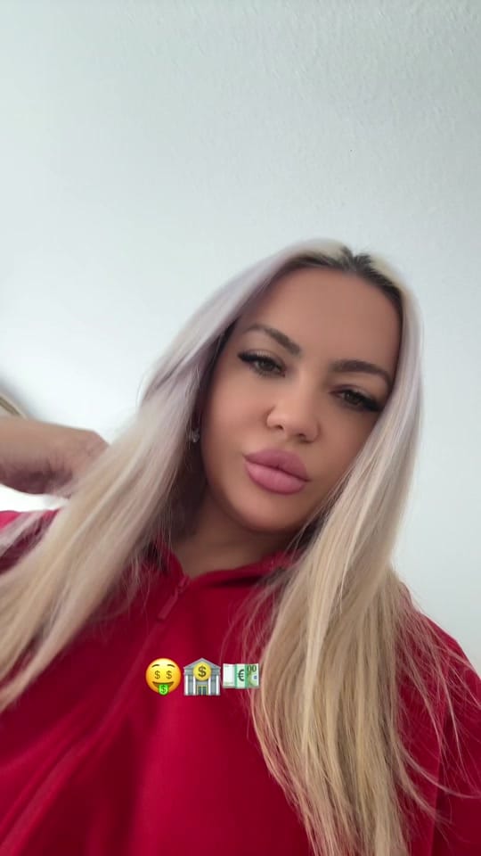 Post 1 by Emőke Makszim on TikTok (video)