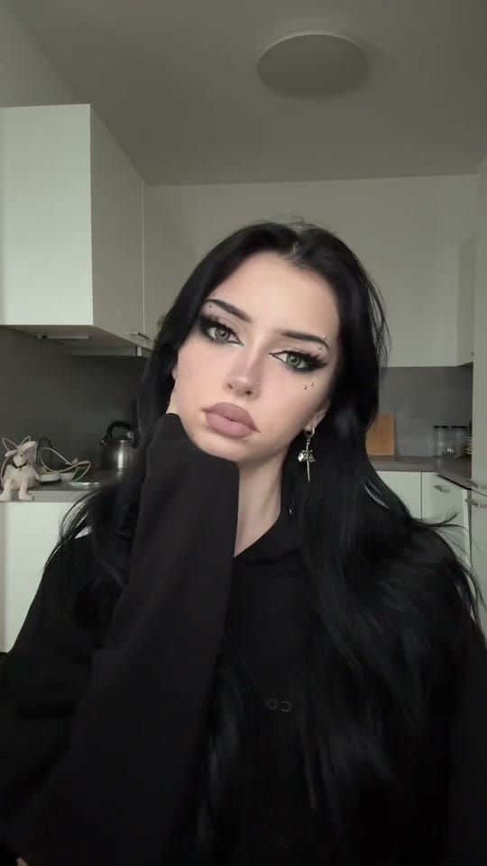 Post 7 by molly𖤐°｡⋆⸜ on TikTok (video)