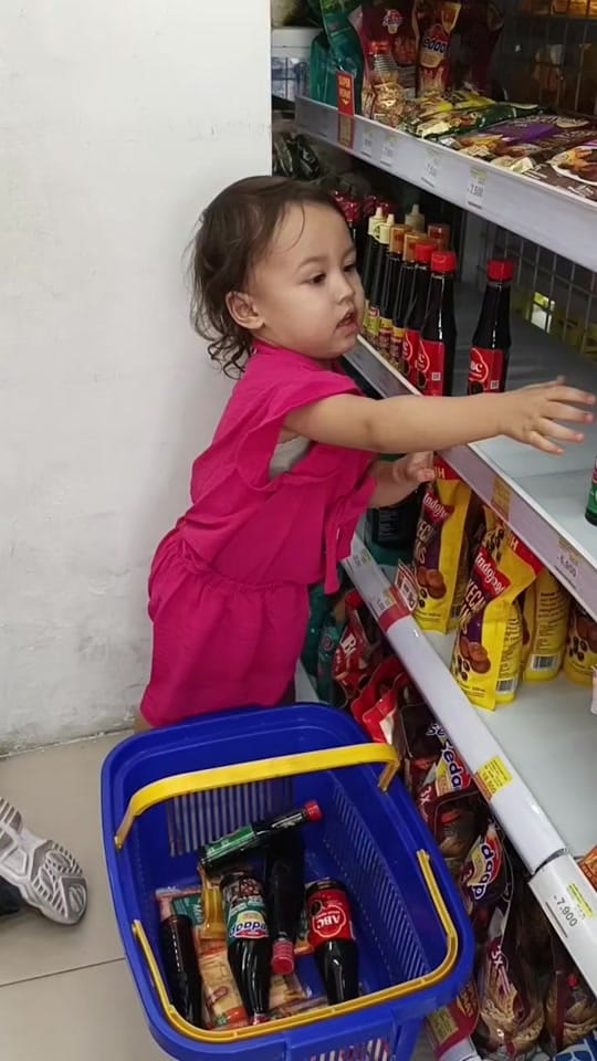 Post 3 by Bule & Era di Indonesia on TikTok (video)