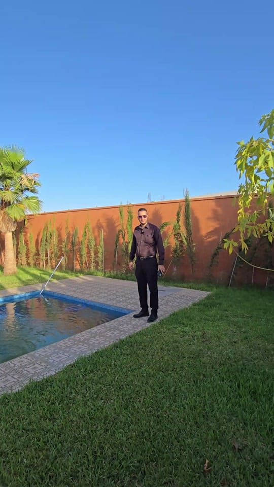Post 2 by Essen Lux on TikTok (video)