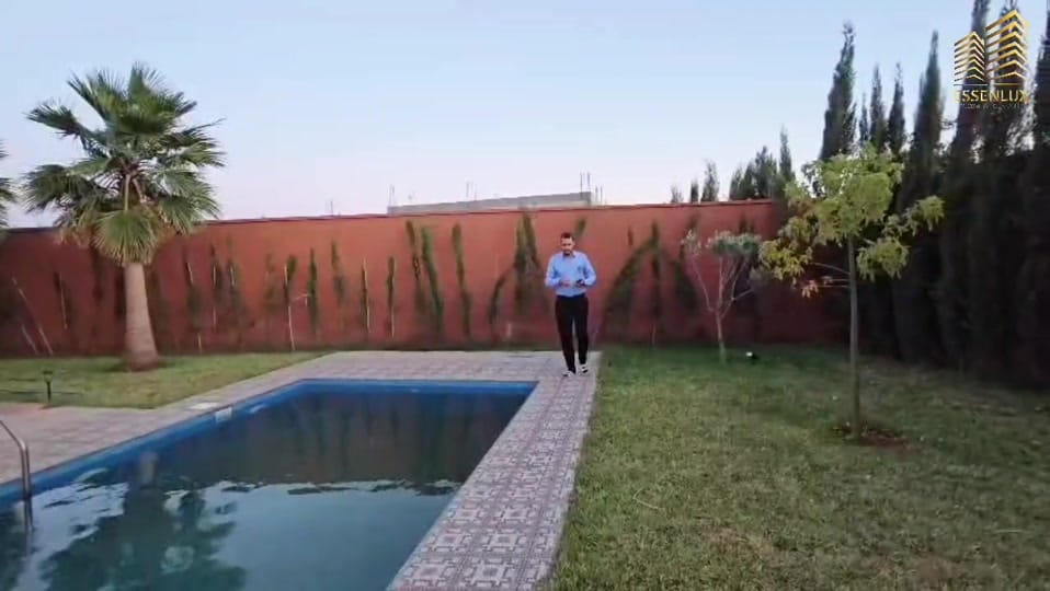 Post 4 by Essen Lux on TikTok (video)