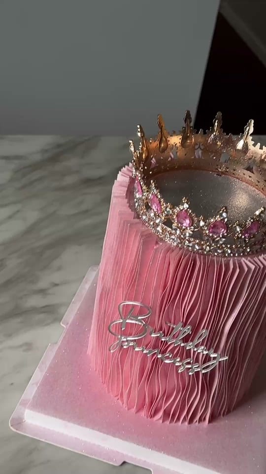 Post 7 by Andrea’s Cakes on TikTok (video)