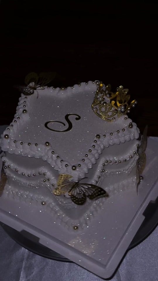Post 10 by Andrea’s Cakes on TikTok (video)