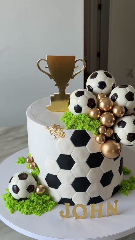 Post 1 by Andrea’s Cakes on TikTok (video)