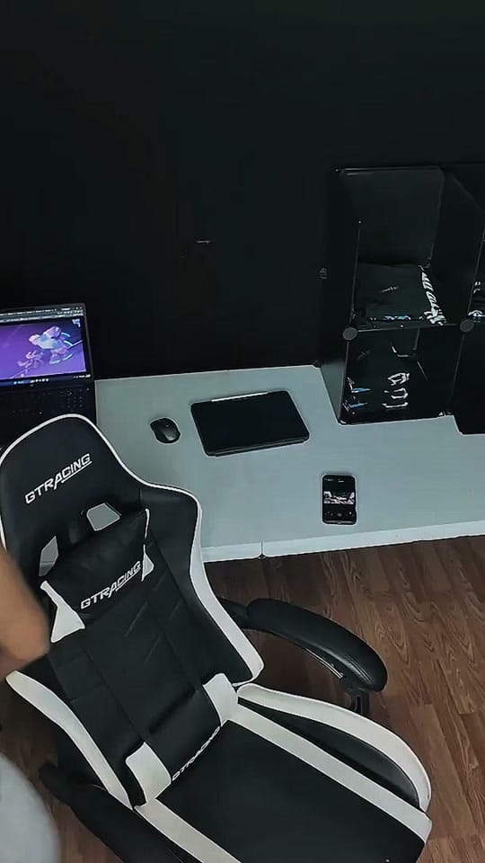 Post 2 by Stacks | CEO Hunt Art Studios on TikTok (video)