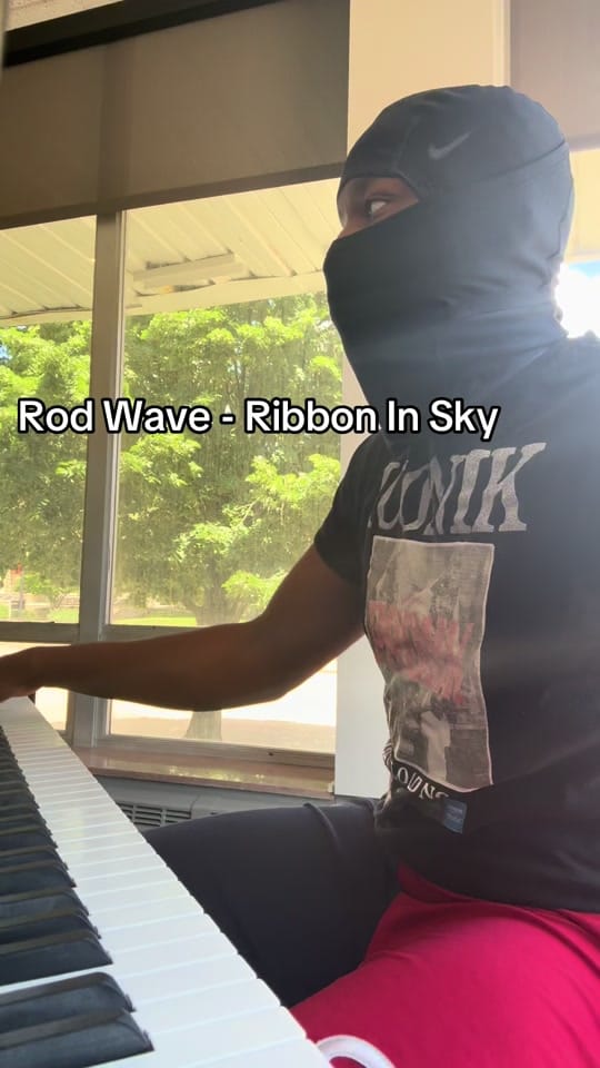 Post 1 by Iconik 🎹 on TikTok (video)